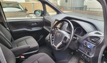 
									Toyota Voxy 1.8 Hybrid Automatic 2015 full								