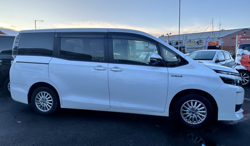 
								Toyota Voxy 1.8 Hybrid Automatic 7 Seater 2015 5door full									